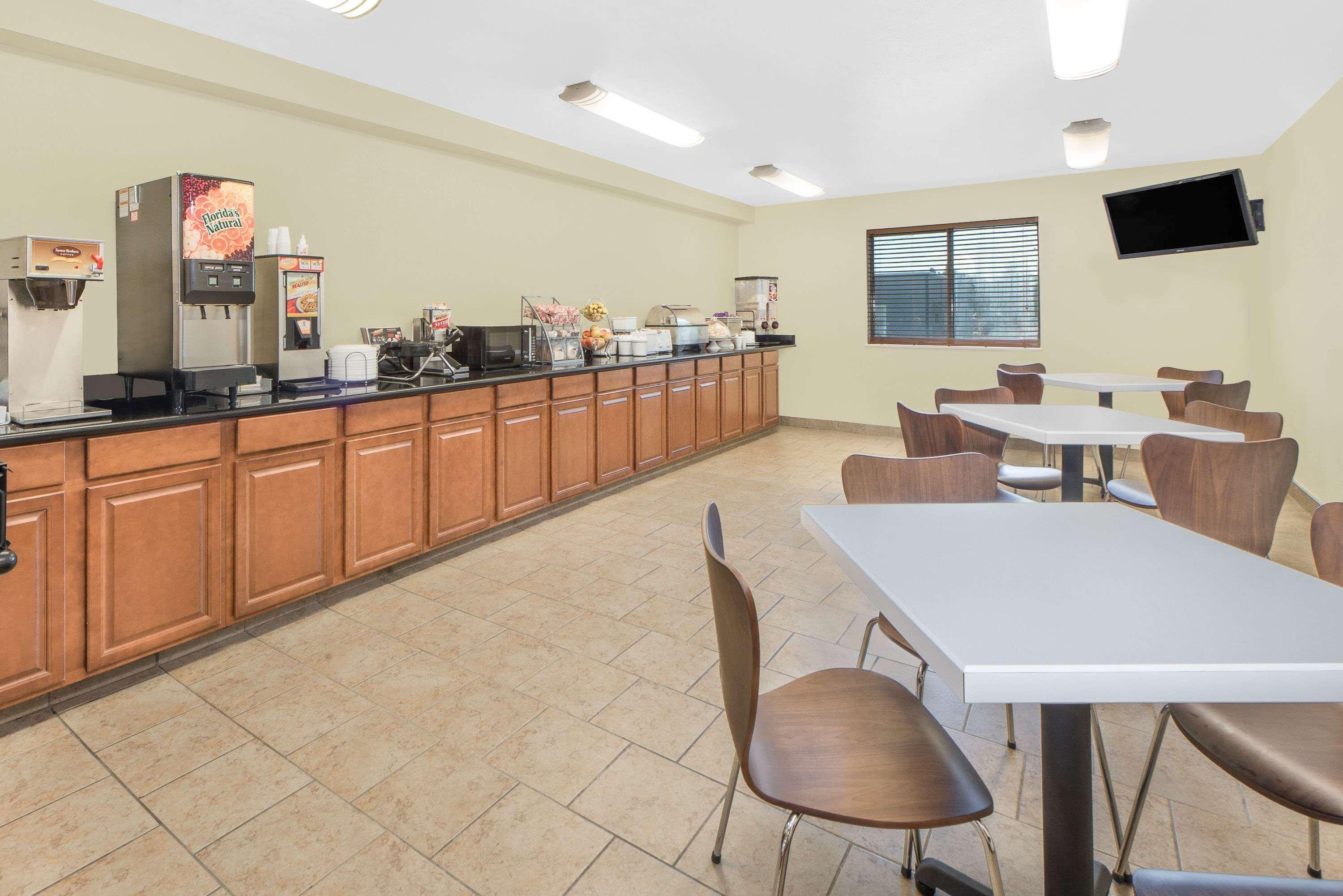 Super 8 By Wyndham Ottumwa Motel Екстериор снимка
